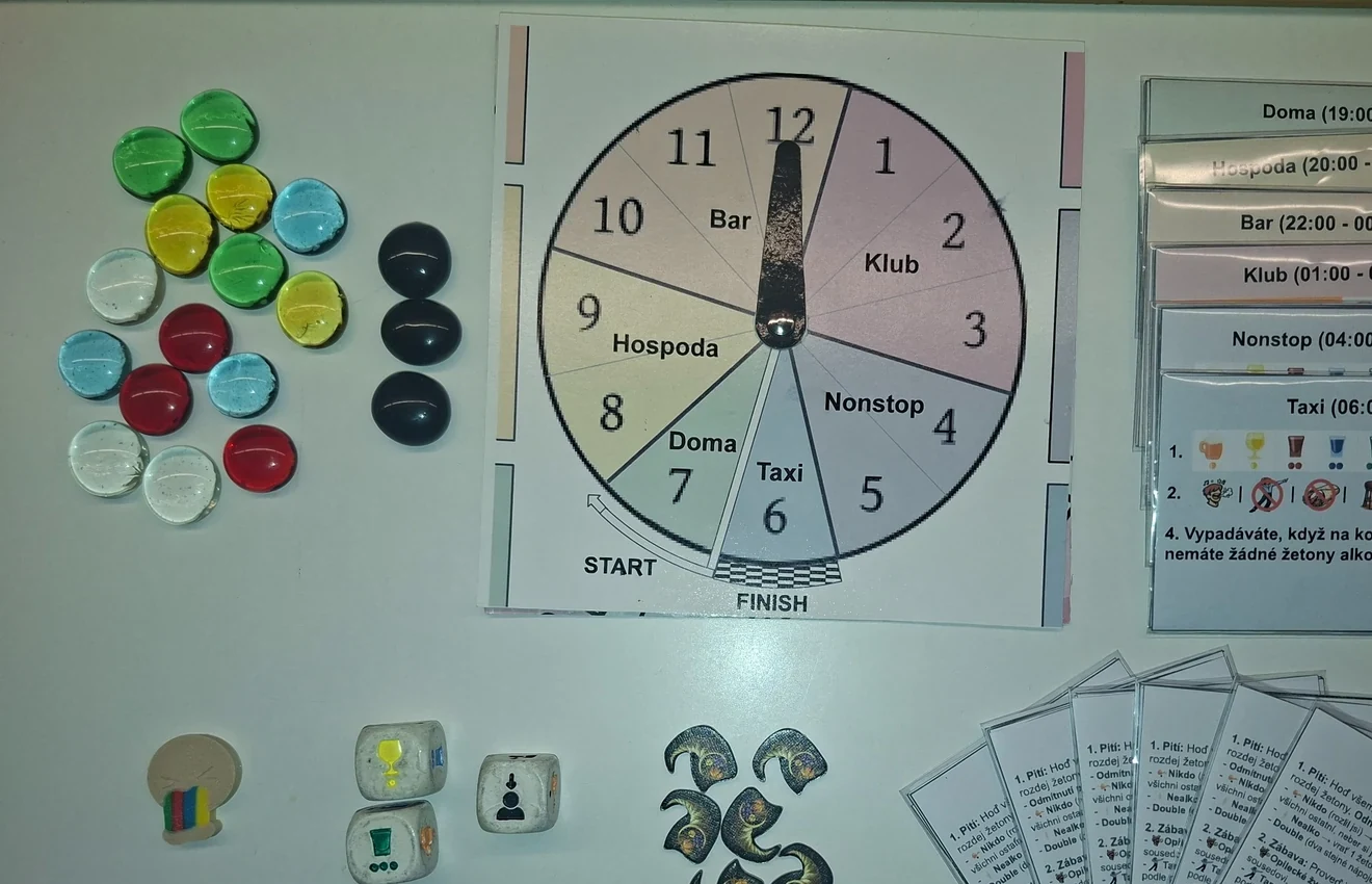Hodiny, žetony, kostky a další komponenty hry Vostuda